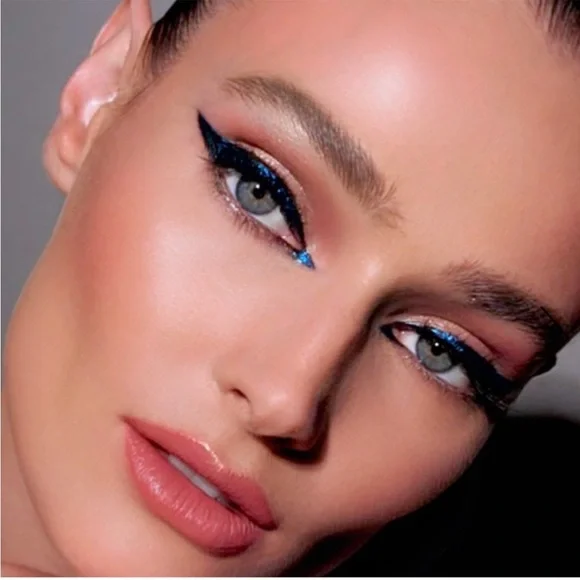 The Pat McGrath Labs Luminous Legends: Mega Eye Shadow Palette - Picture 6 of 6